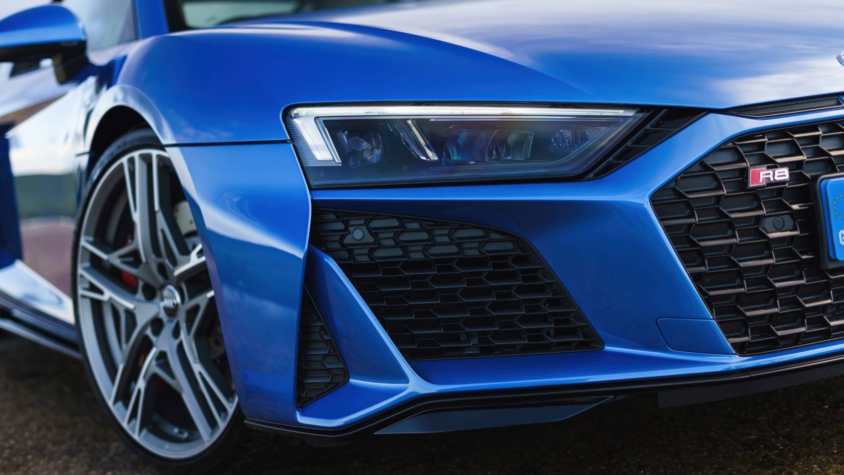 Niebieskie Audi R8 przód auta