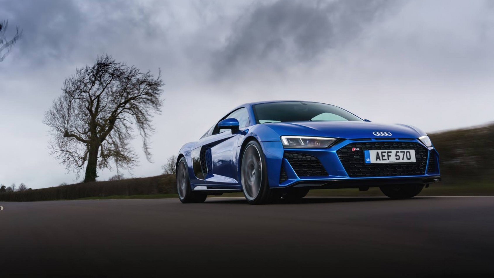 Niebieskie nowe Audi R8 pozujące do zdjęcia