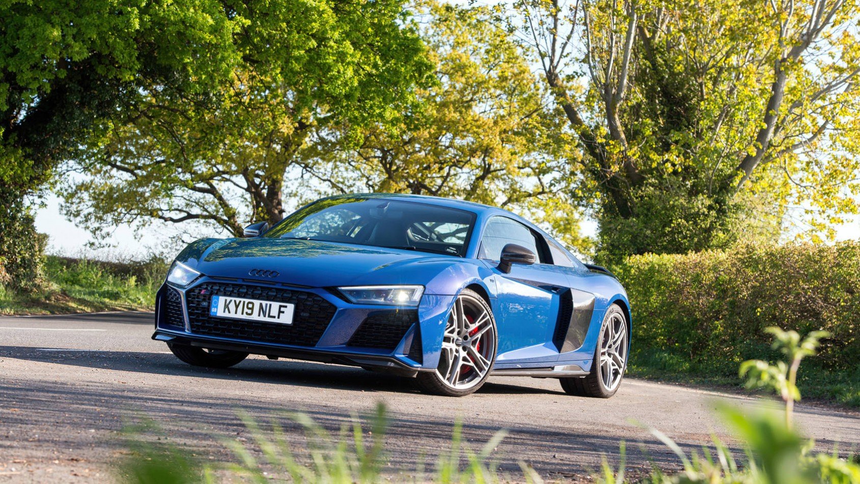 Nowe niebieskie audi R8