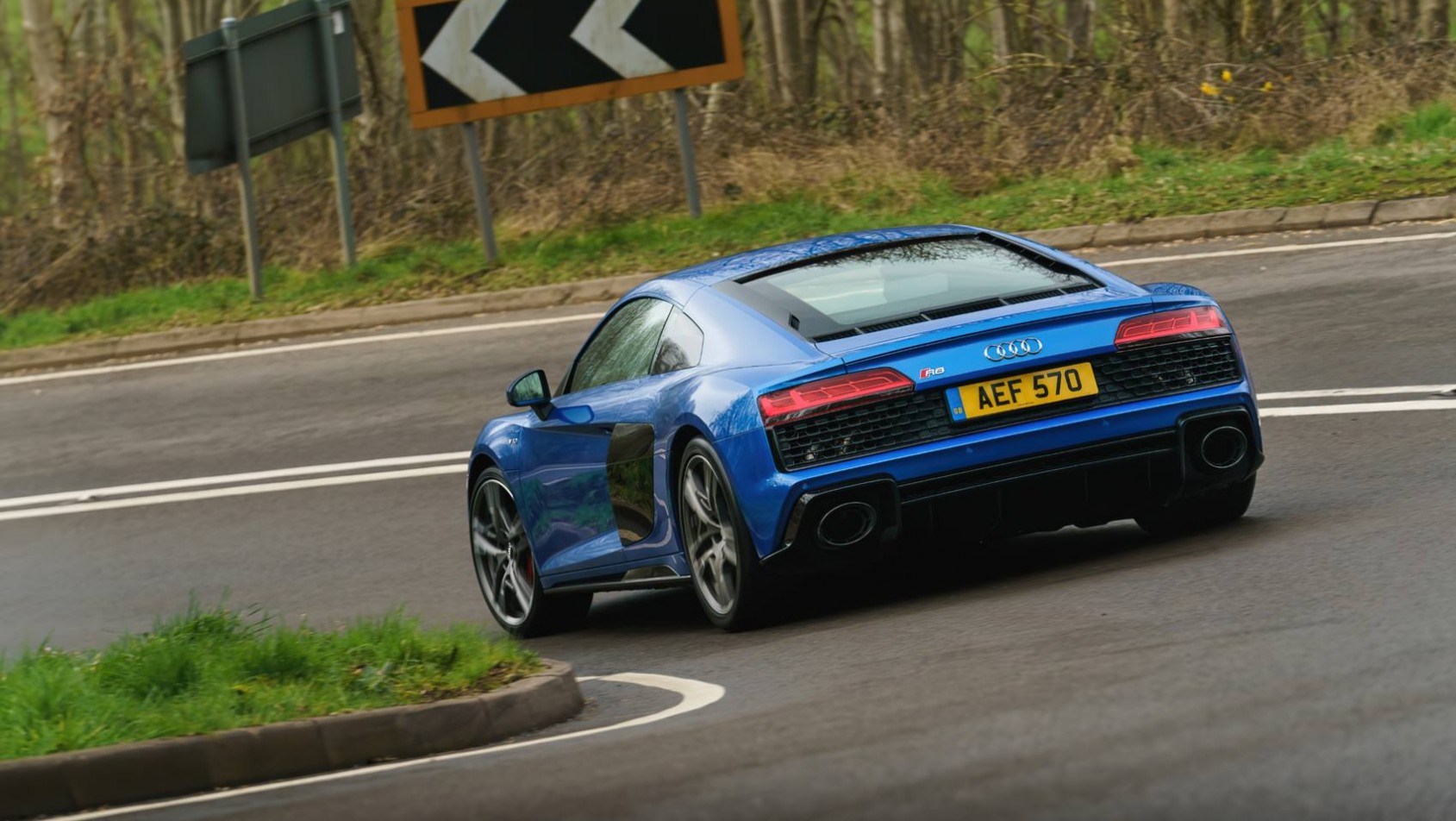 Audi R8 na drodze z tyłu