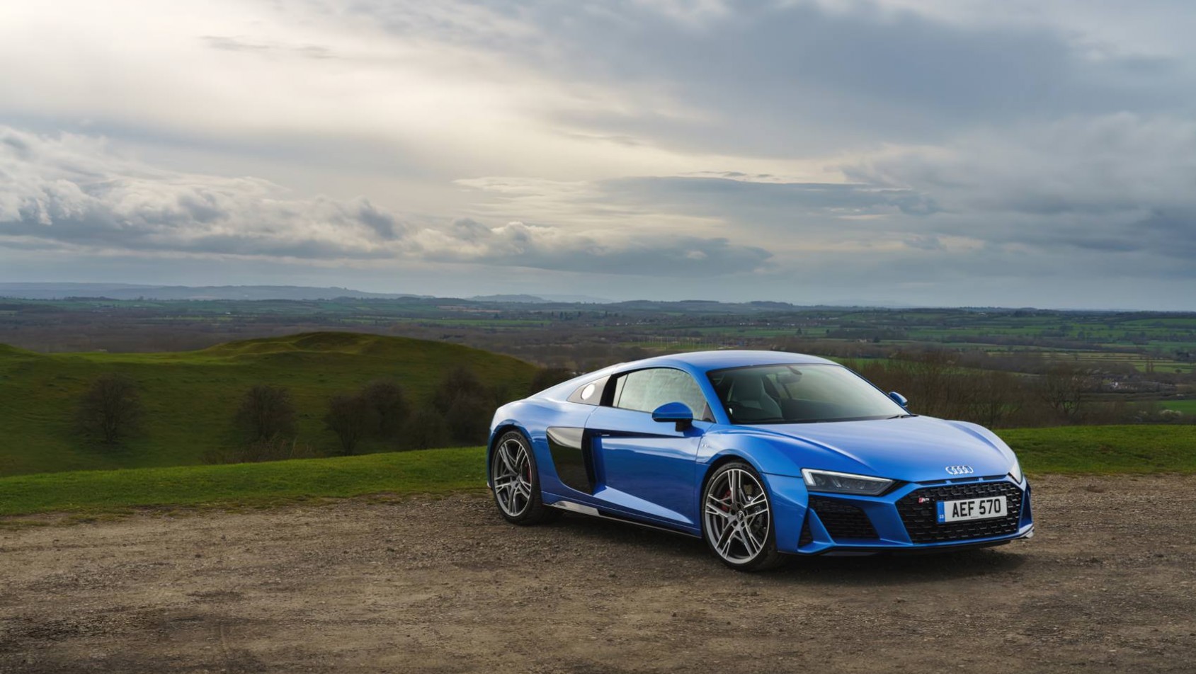 Audi R8 na drodze bok