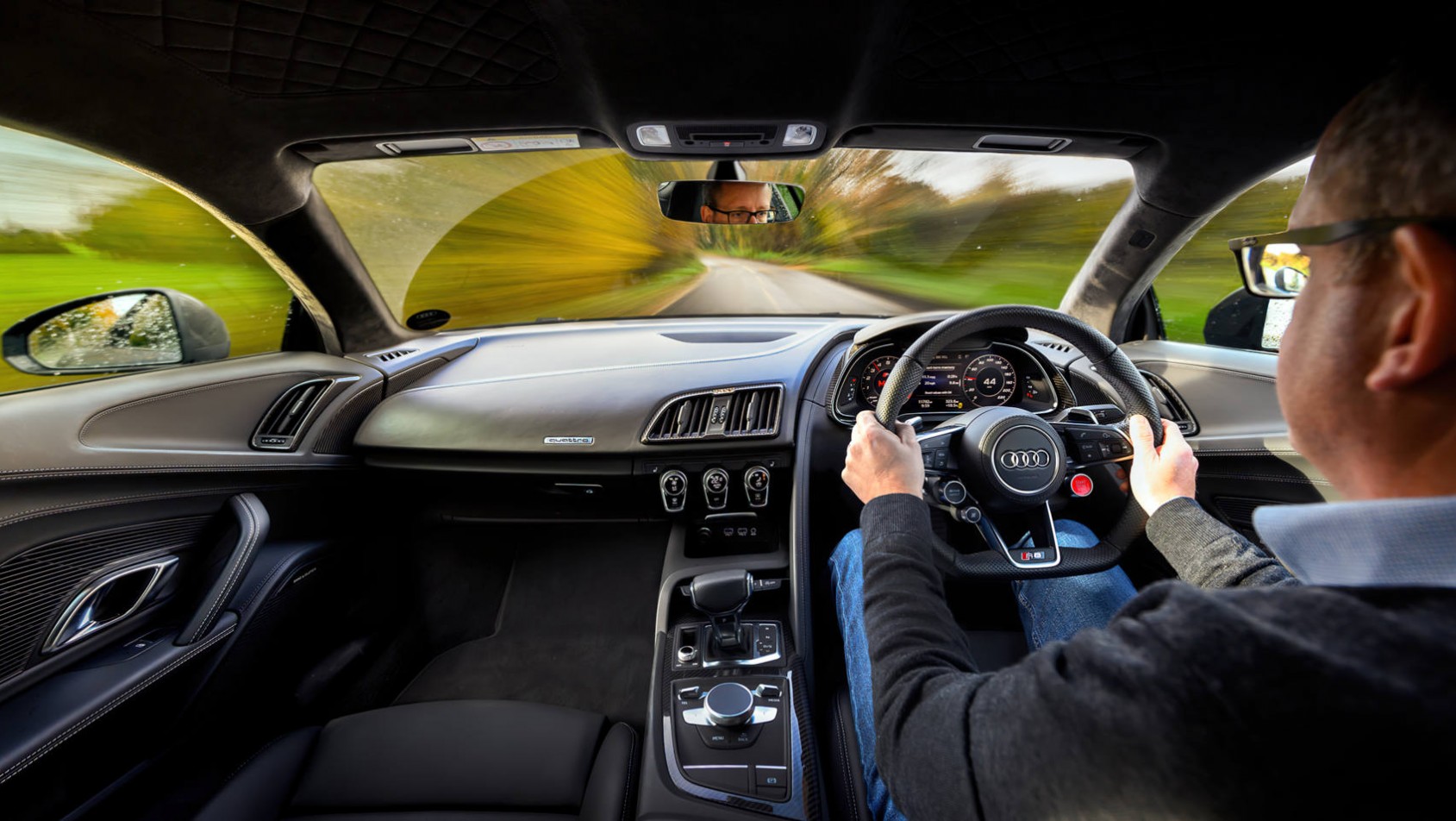 Audi R8 wnętrze podczas jazdy