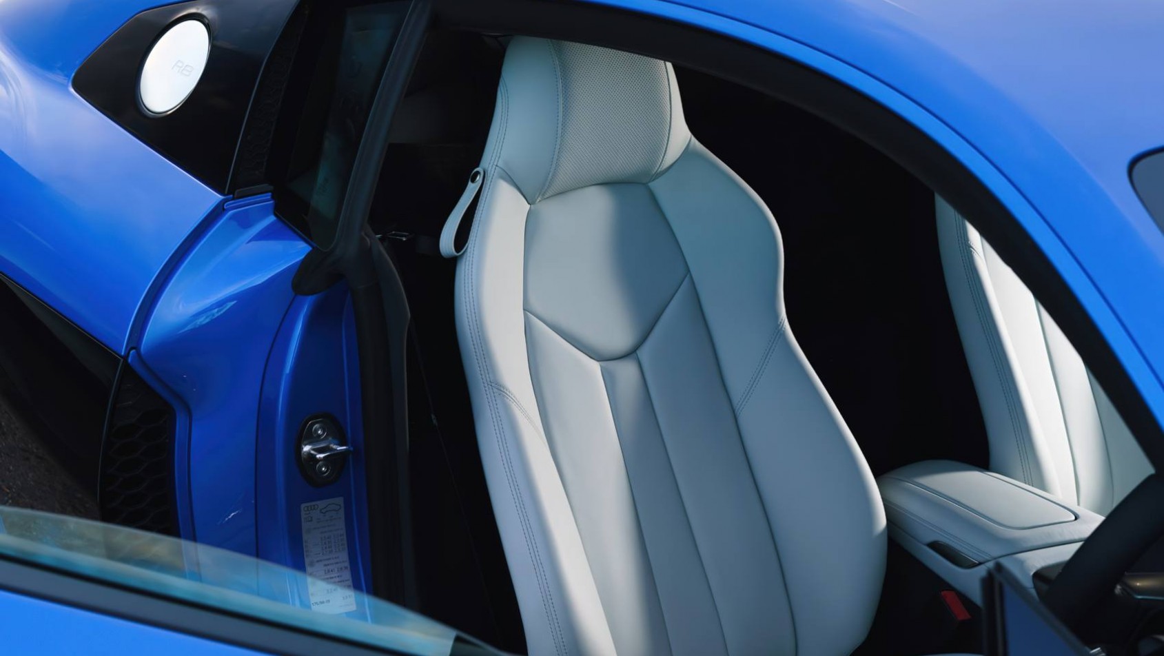 Audi R8 jasne fotele