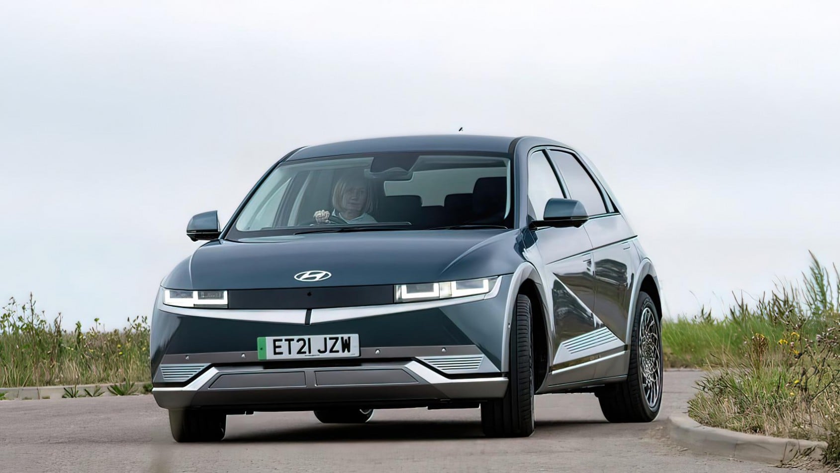 Hyundai Ioniq 5 wychodzi z zakrętu