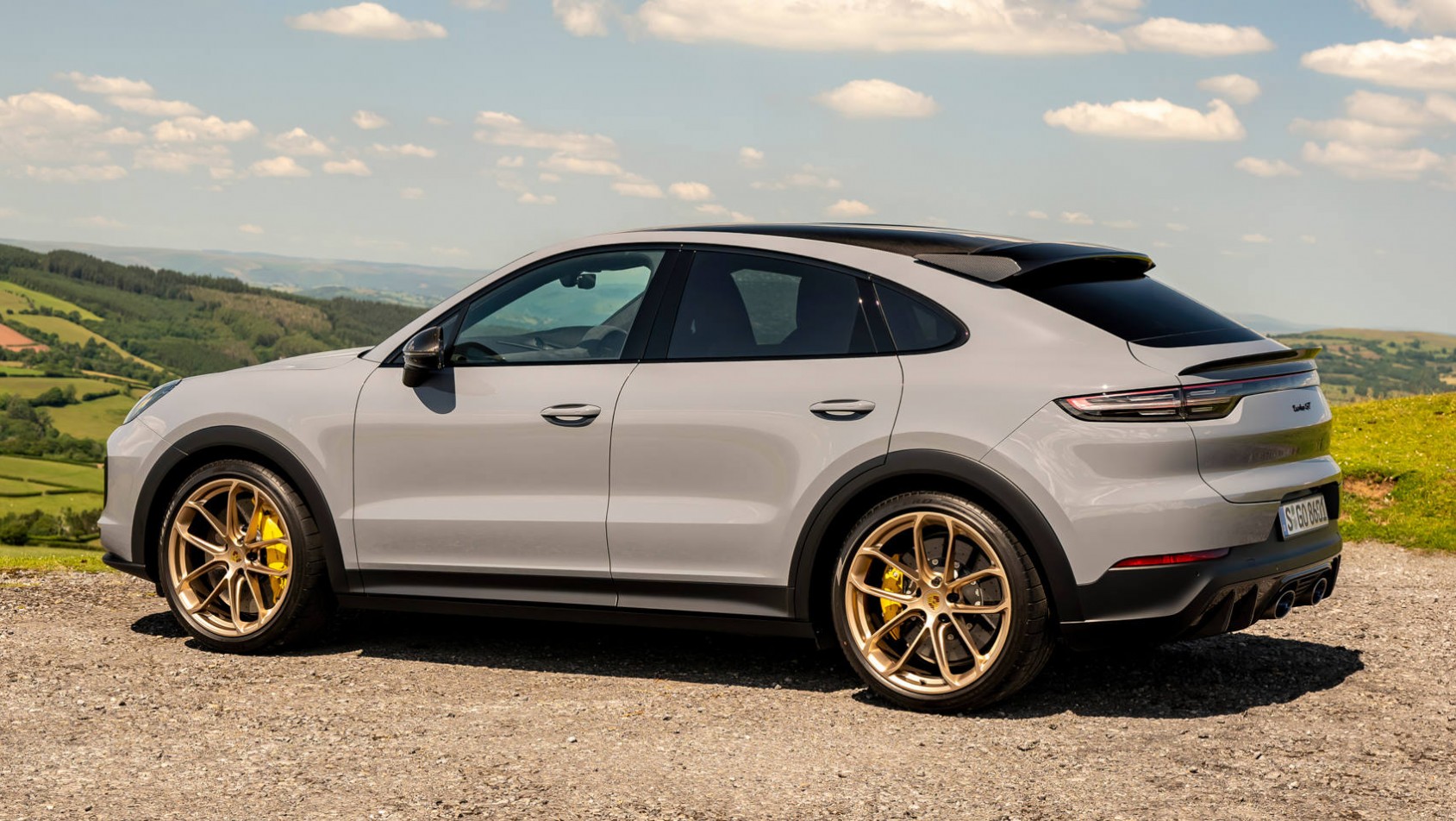 Porsche Cayenne Coupe Turbo GT z boku na tle krajobrazu