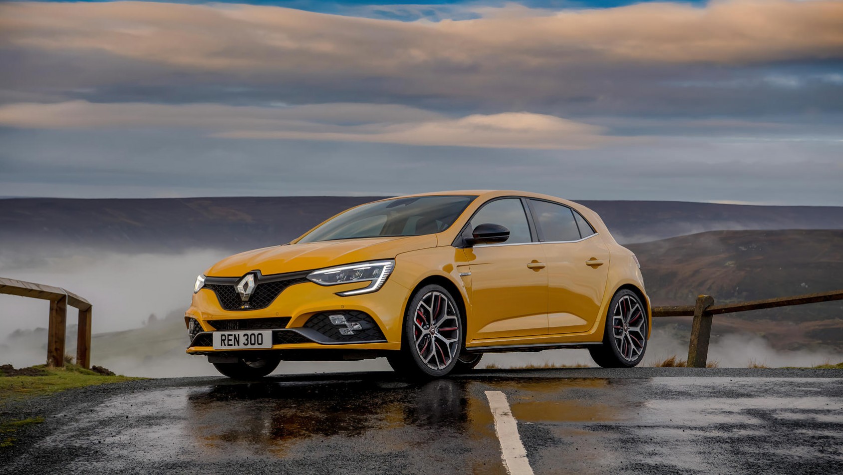 Renault Megane RS Trophy żółty