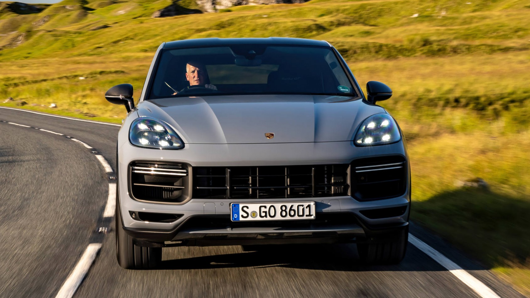 Porsche Cayenne Coupe Turbo GT z przodu na ulicy