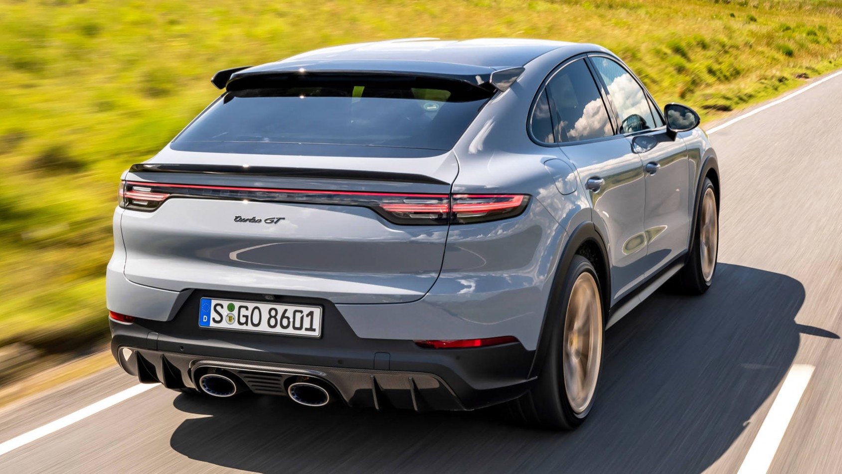 Porsche Cayenne Turbo GT widziane z tyłu na drodze