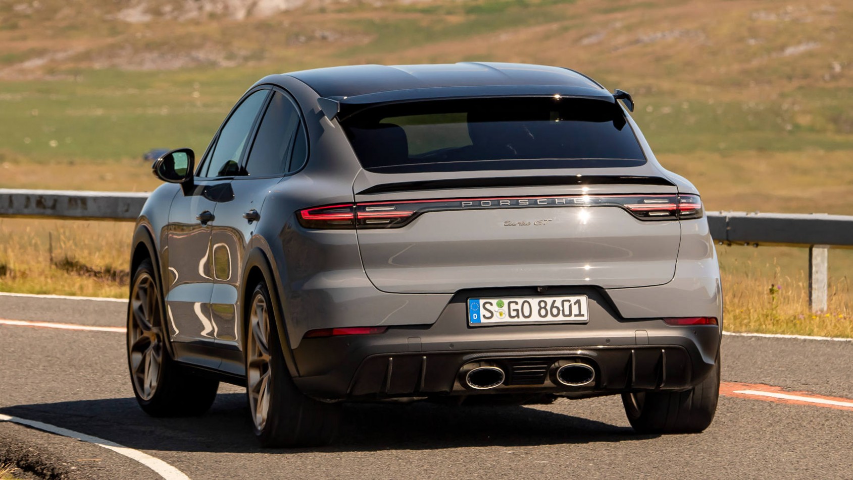 Porsche Cayenne Turbo GT mknie po autostradzie