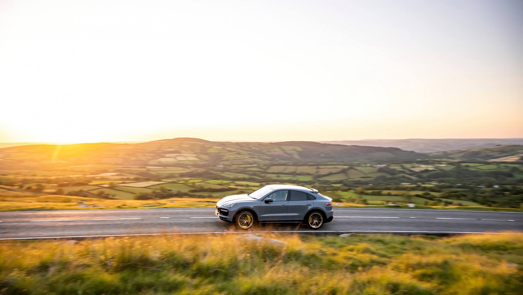 Porsche Cayenne Turbo GT w tle wschód słońca