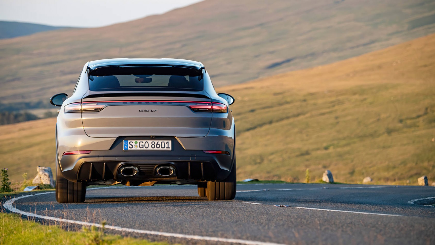 Porsche Cayenne Turbo GT z tyłu na tle wzgórz