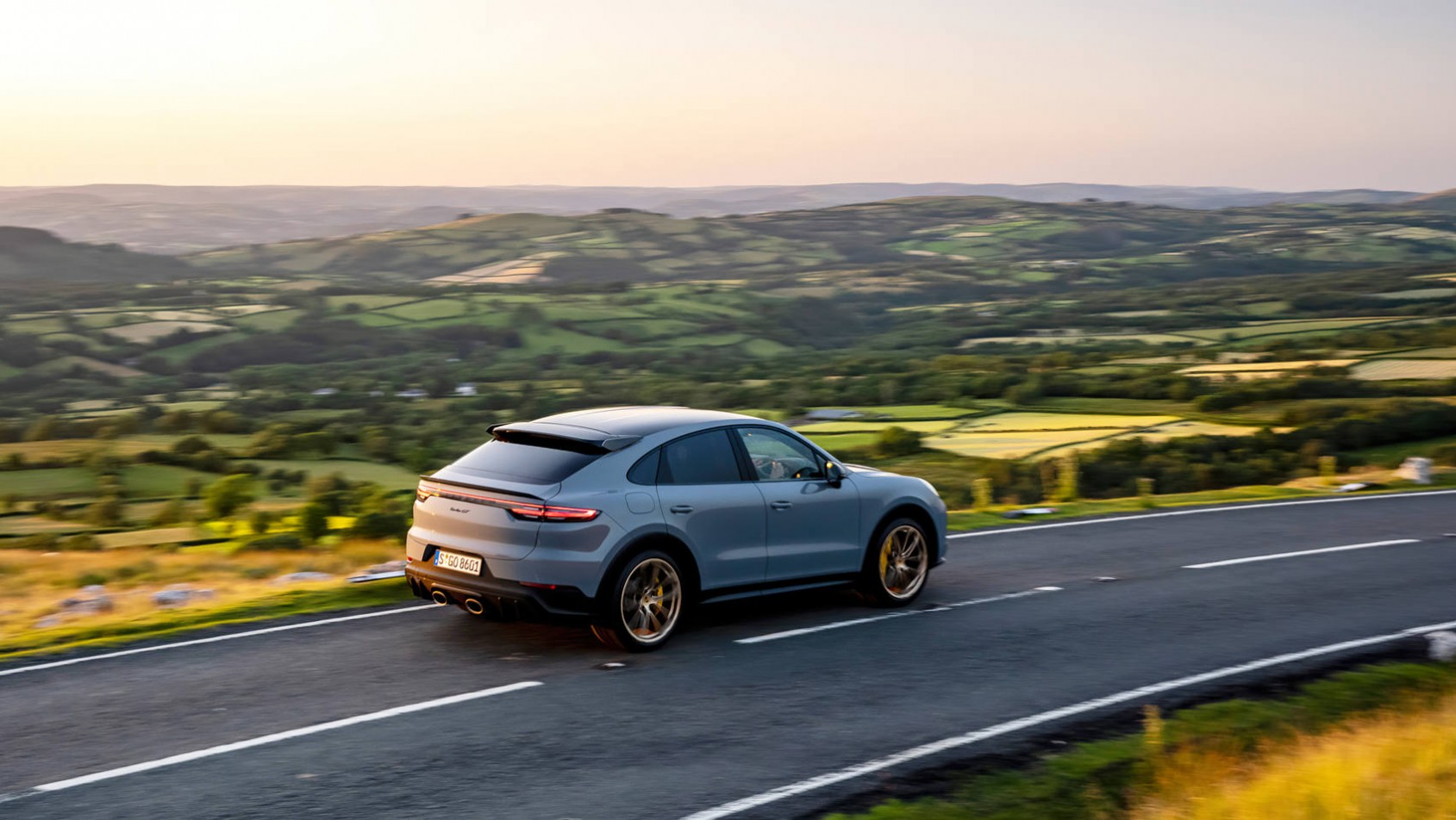 Porsche Cayenne Turbo GT w tle krajobraz