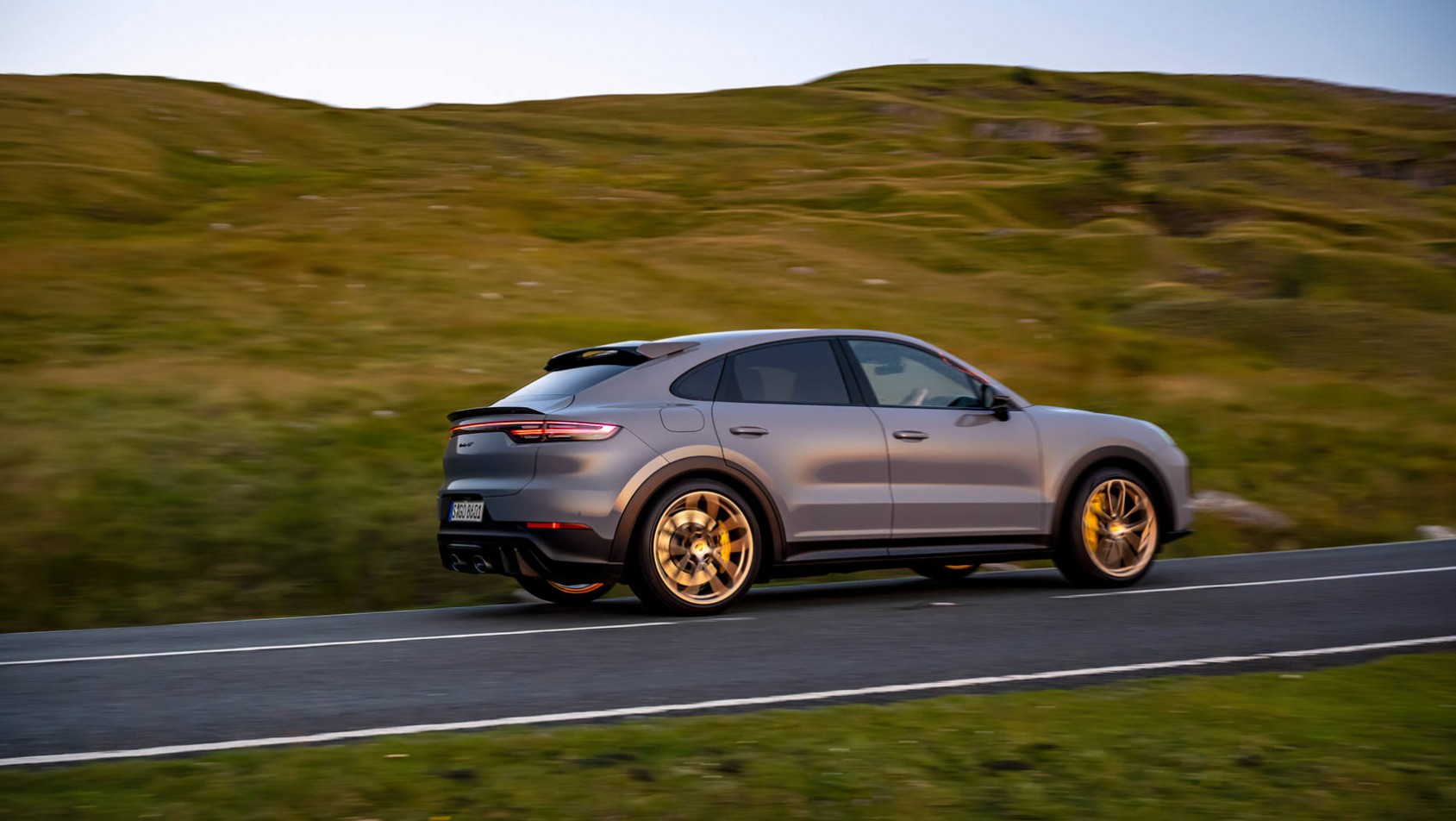 Porsche Cayenne Turbo GT na tle pagórków