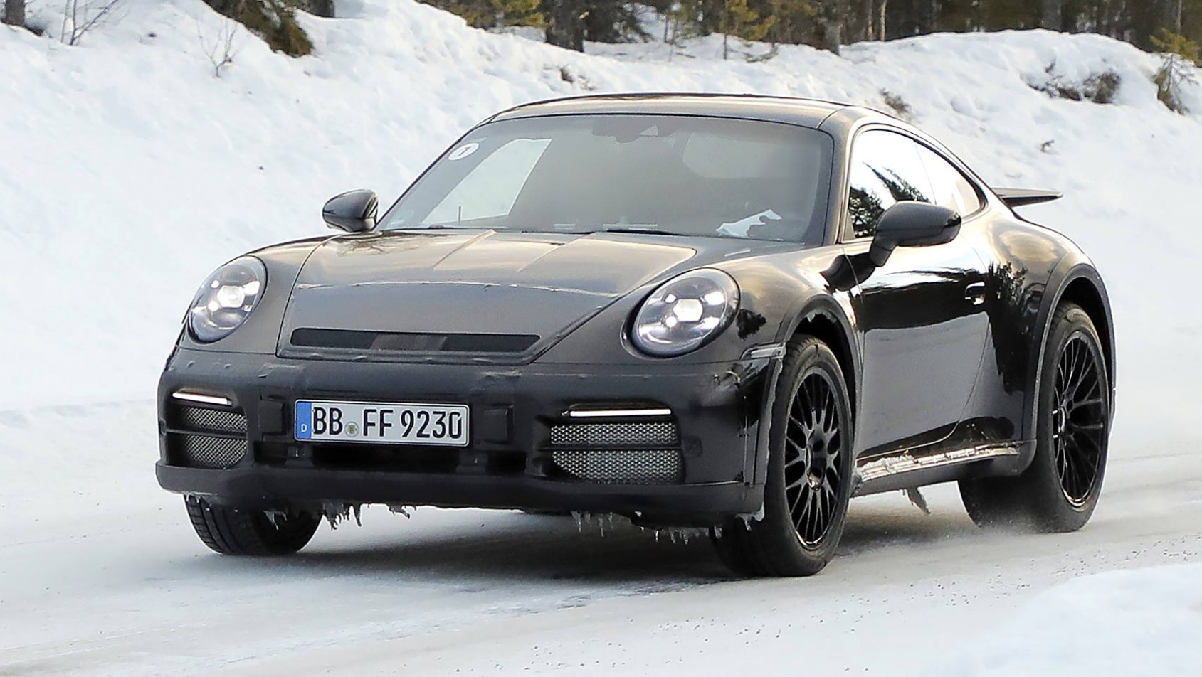 Porsche 911 Safari w kolorze czarnym na śniegu