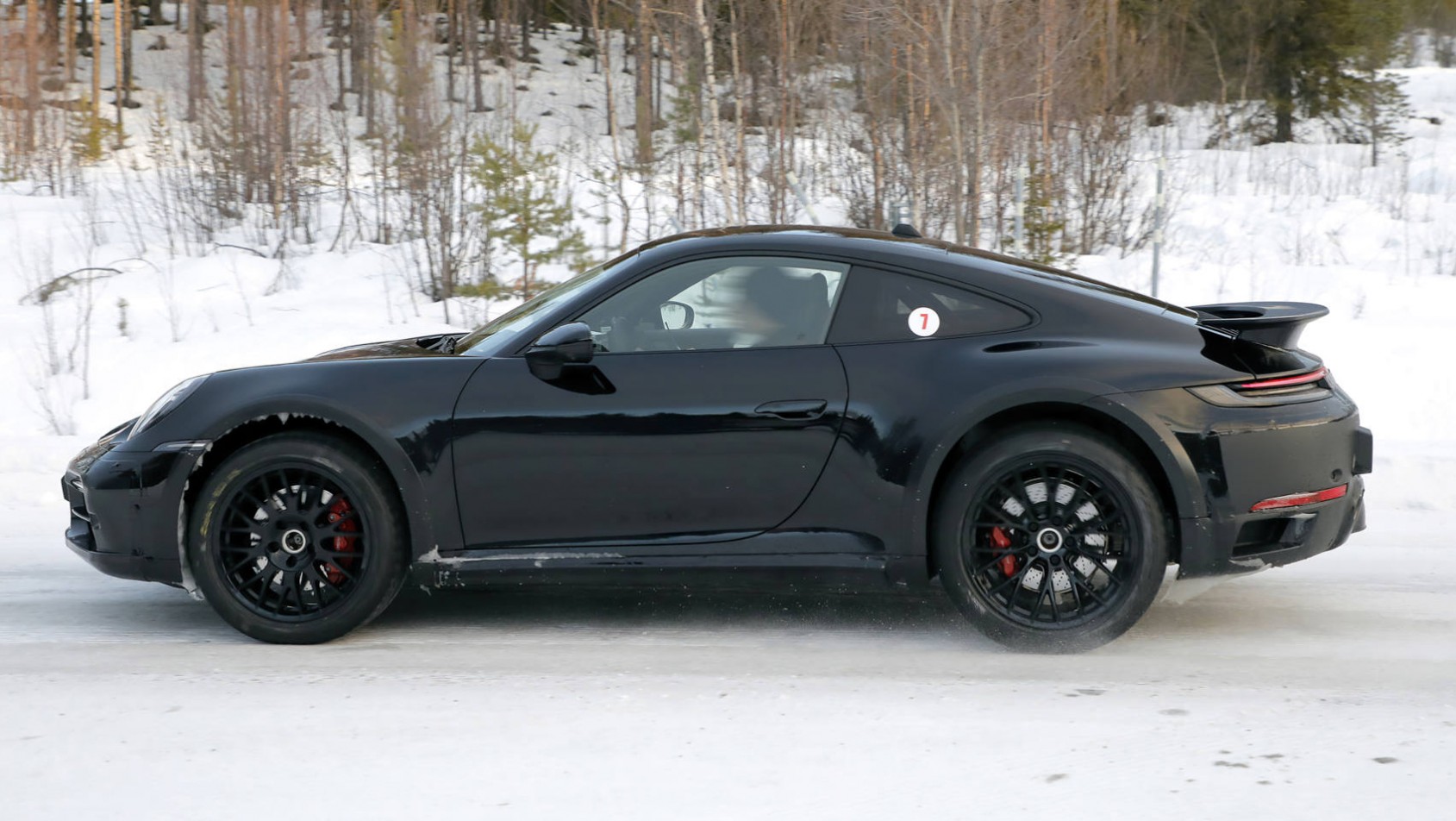 Porsche 911 Safari z boku na śniegu