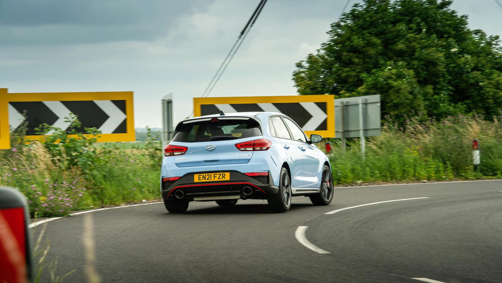 Performance Blue Hyundai i30 N na zakręcie tył