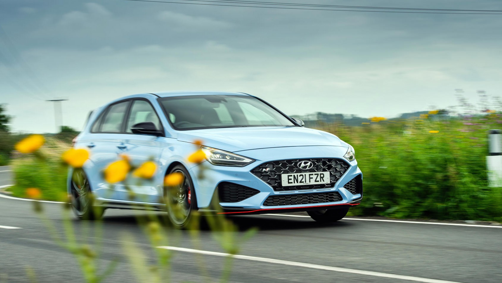 Hyundai i30 N na drodze, kolor Performance Blue
