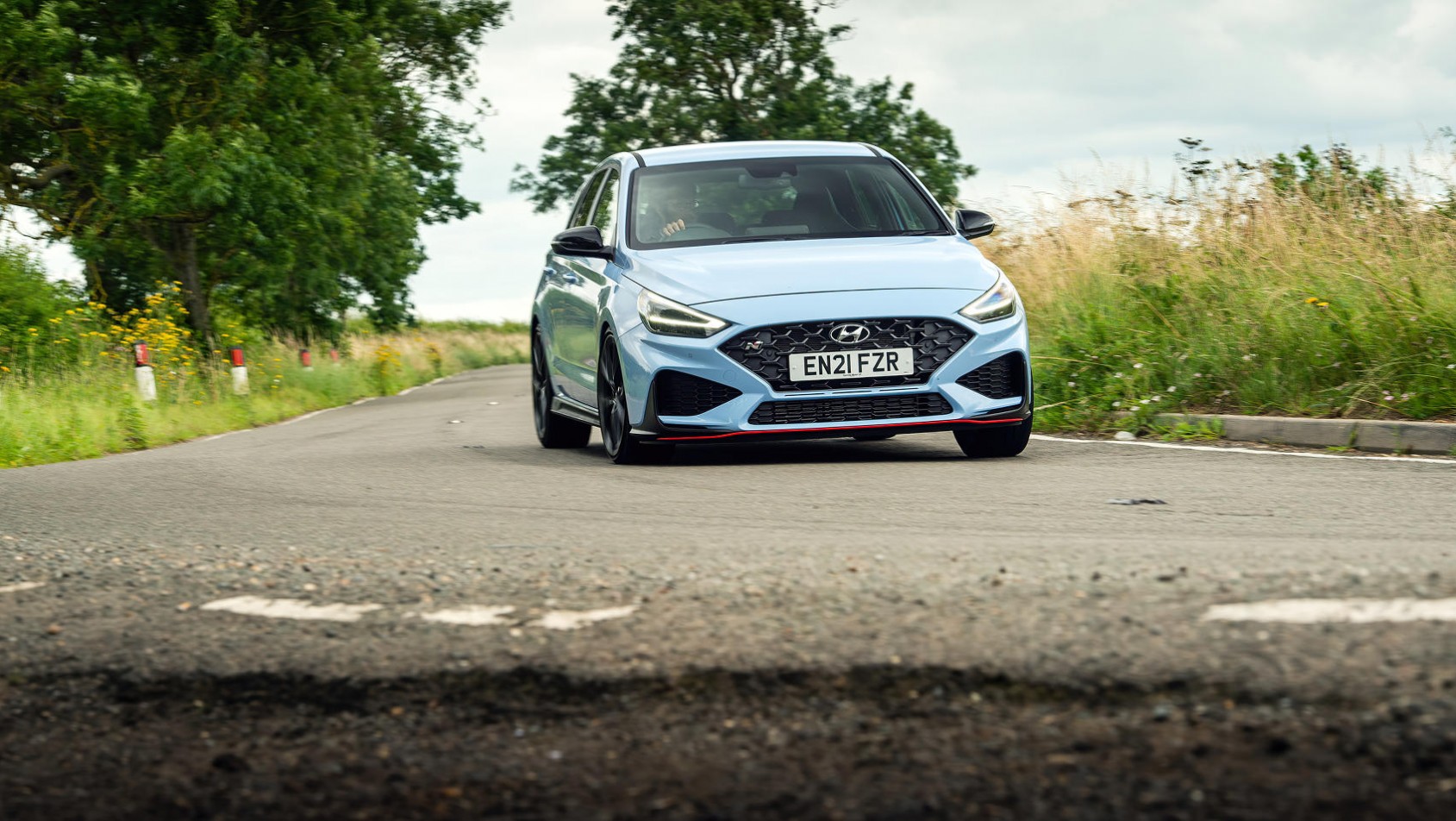 Performance Blue Hyundai i30 N na zakręcie przód