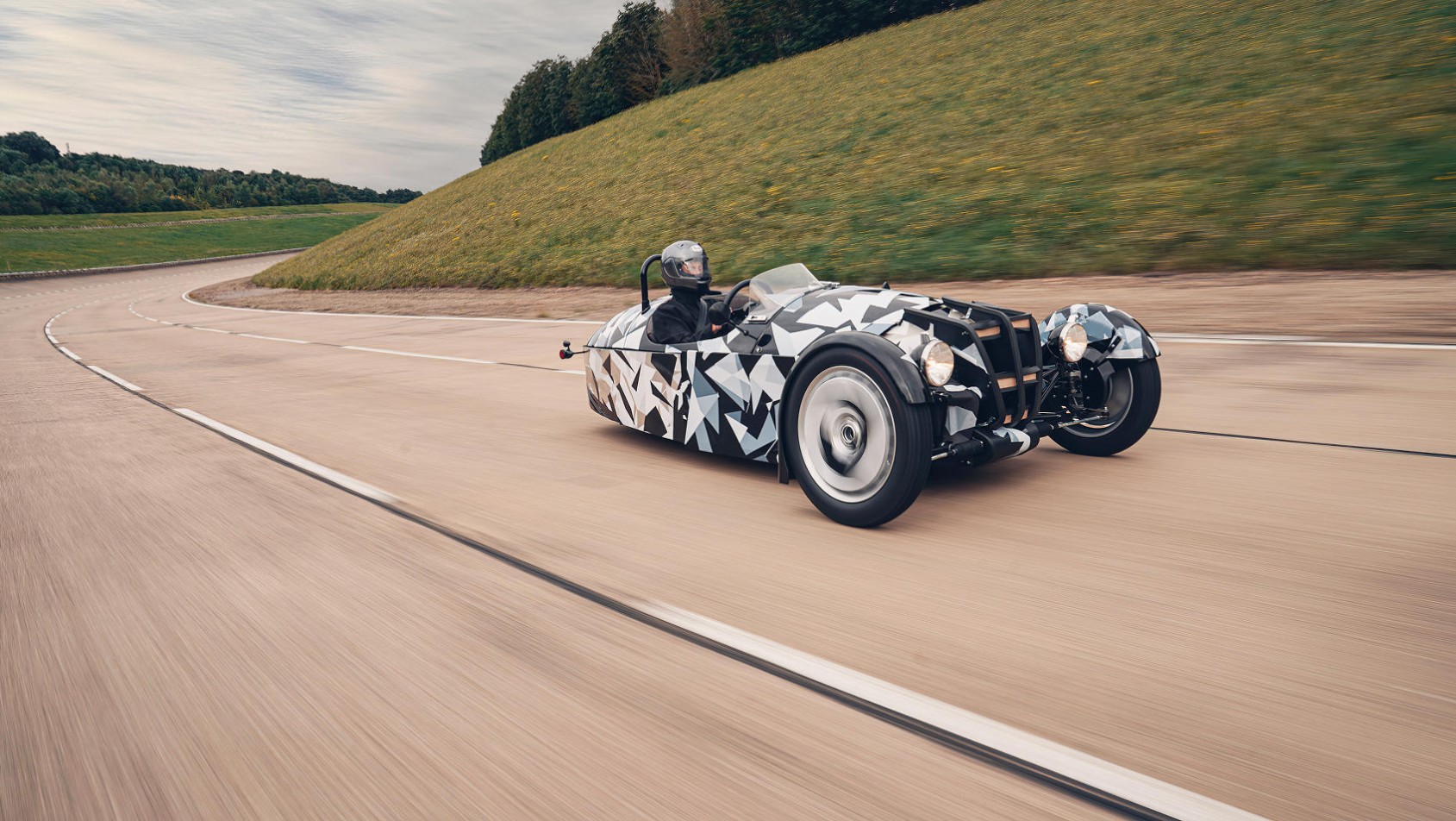 Morgan 3 wheeler prototyp - w ruchu na drodze