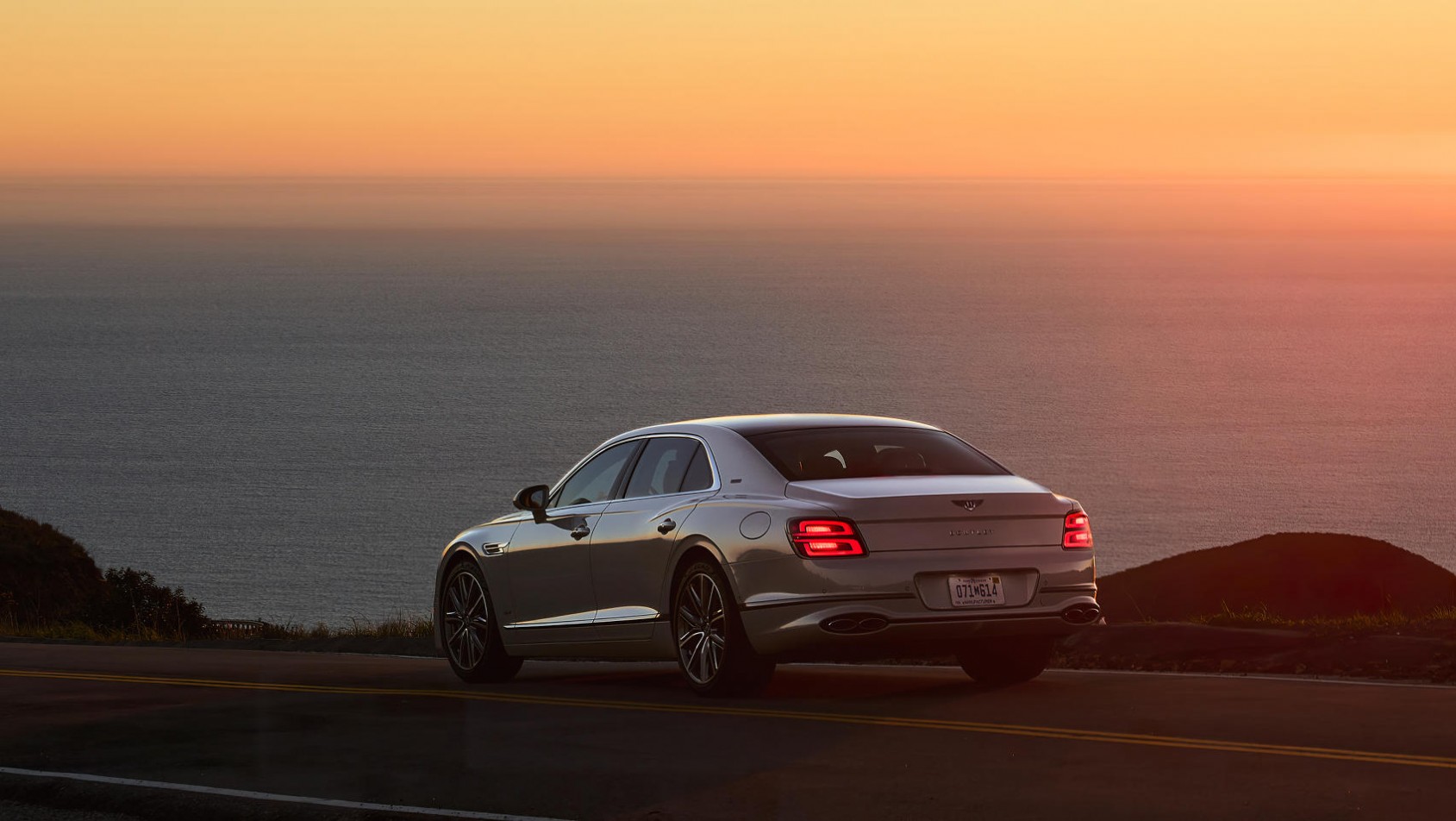 Bentley Flying Spur Hybrid o zachodzie słońca