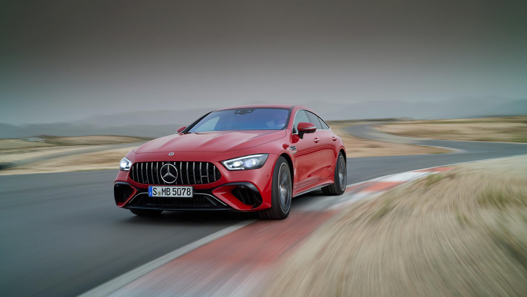 Mercedes-AMG GT63 S model 2022 na zakręcie