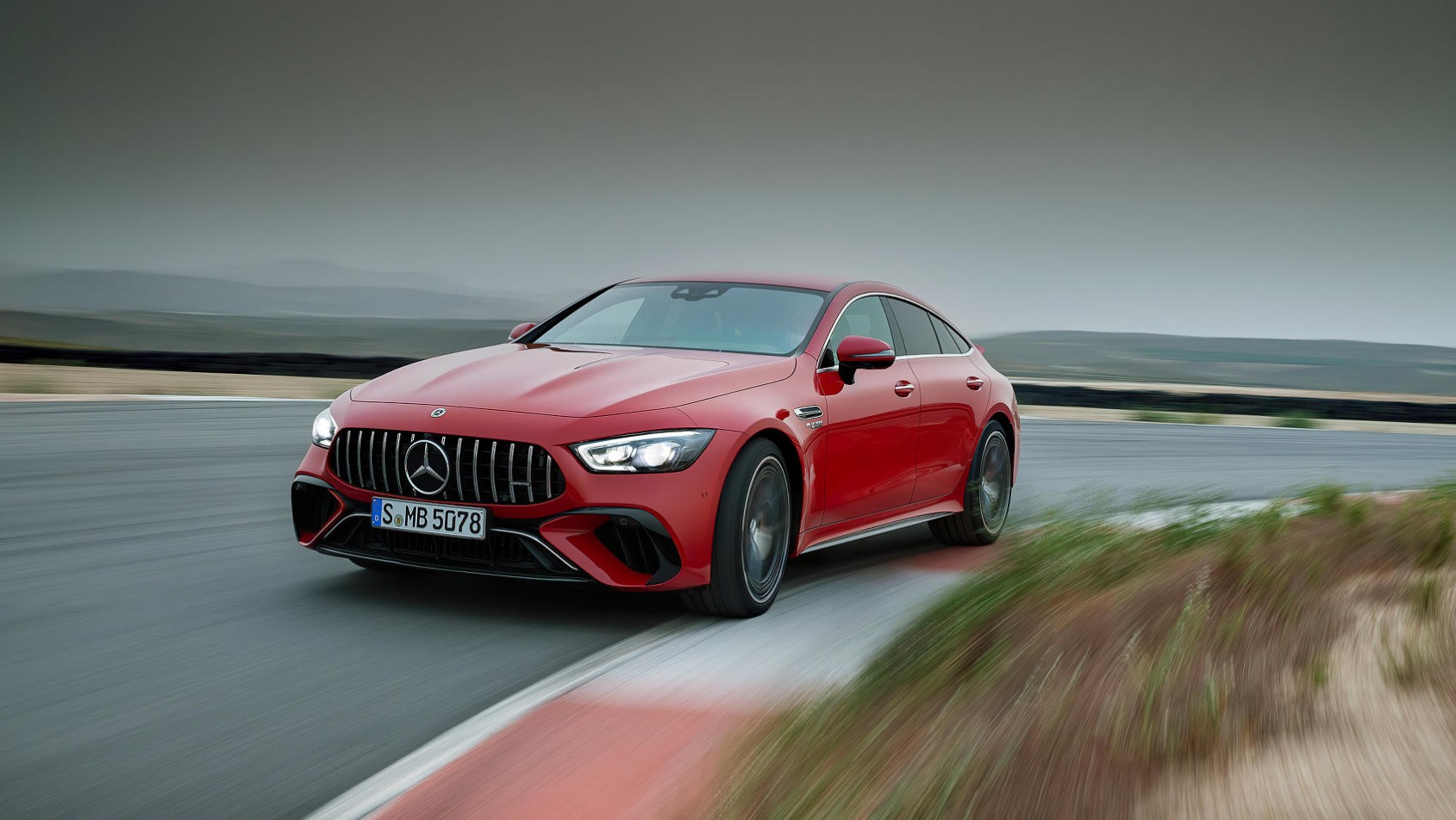 Mercedes-AMG GT63 S model 2022 na torze
