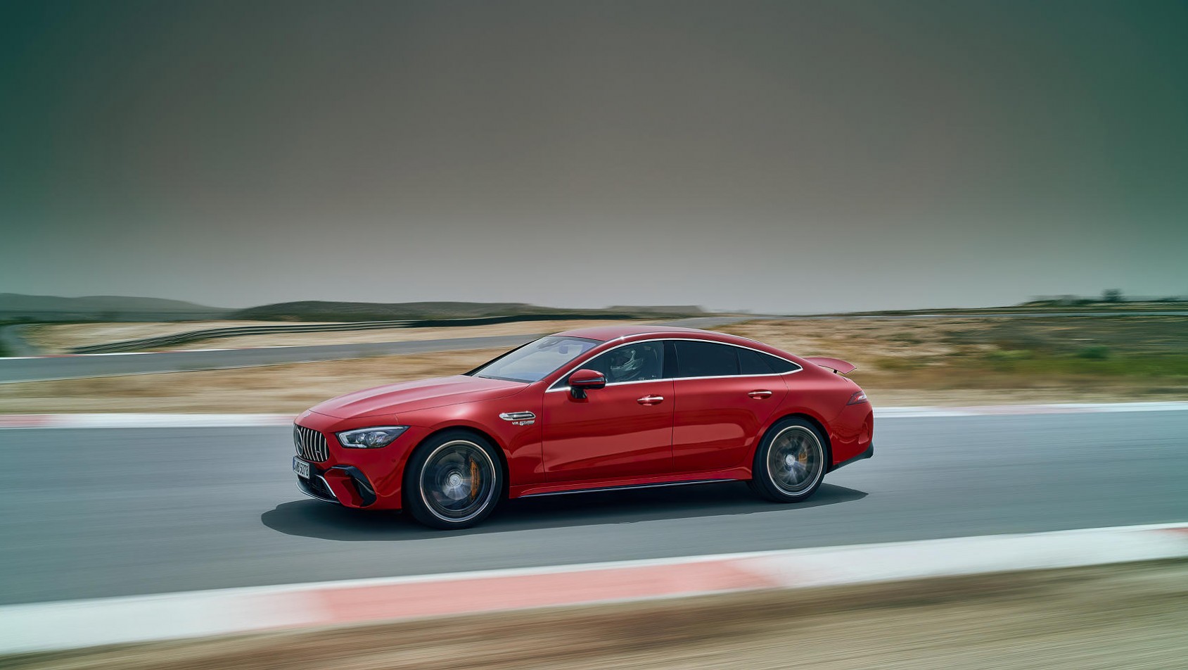 Mercedes-AMG GT63 S model 2022 z boku