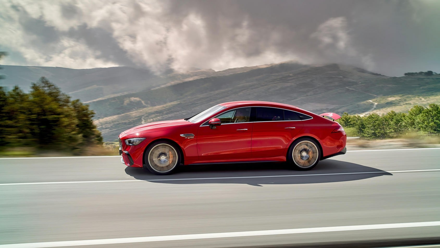 Mercedes-AMG GT63 S model 2022 sylwetka z boku