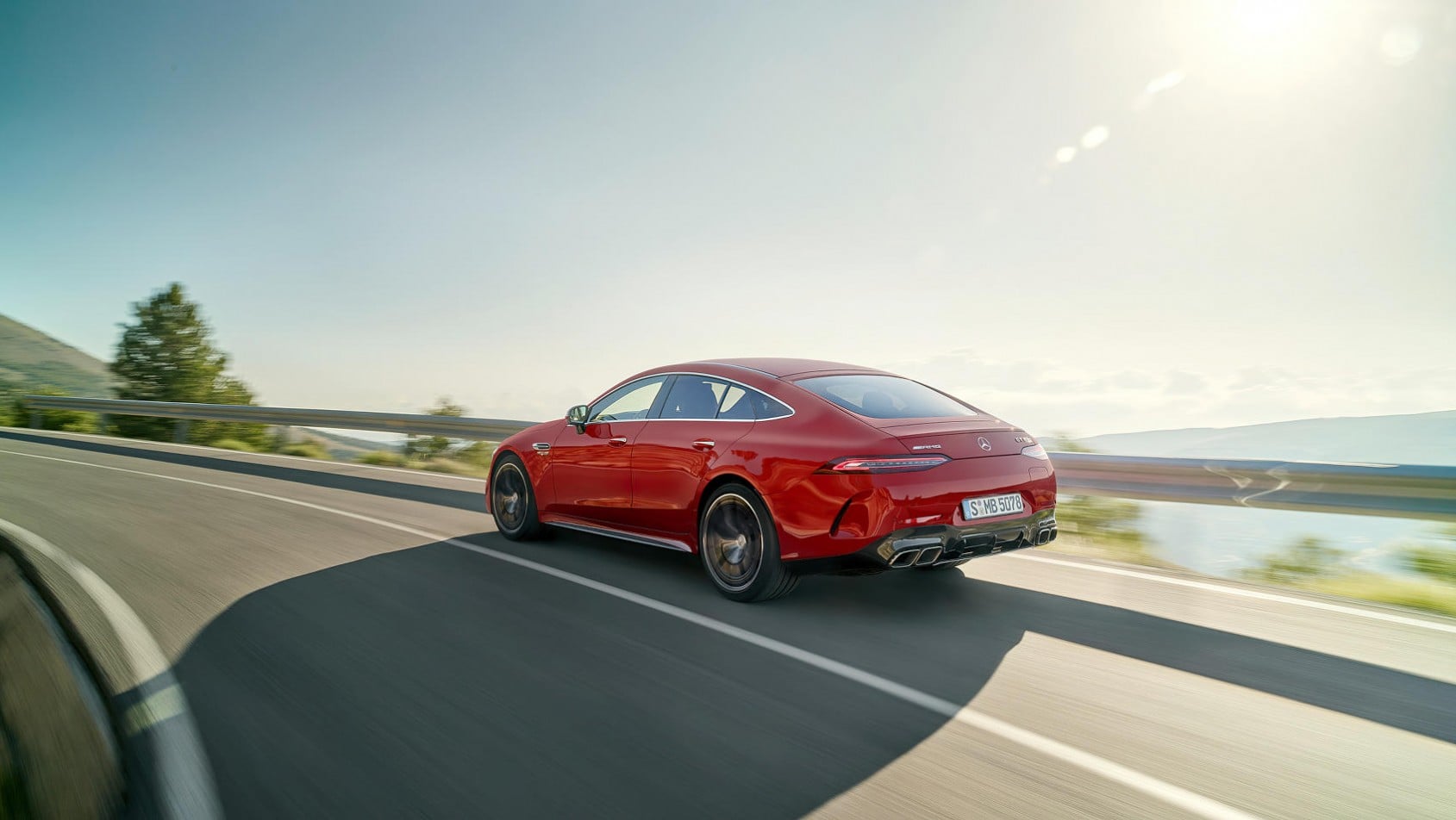 Mercedes-AMG GT63 S model 2022 z pięknym widokiem