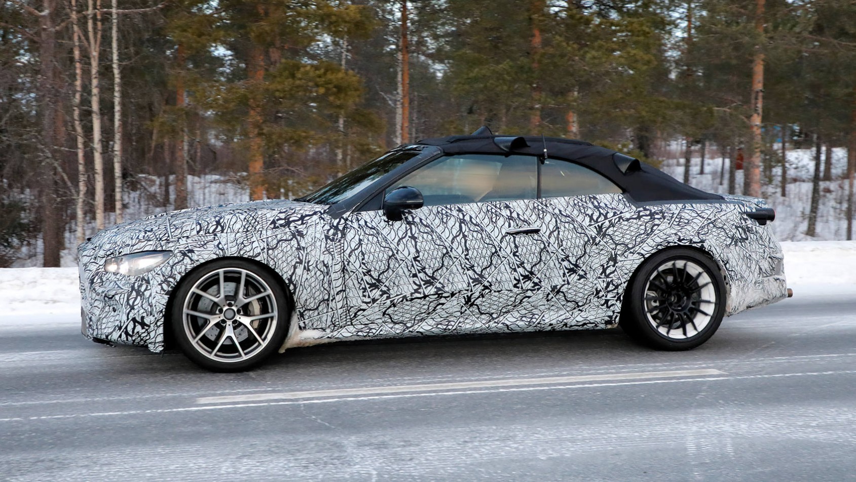 Mercedes-AMG CLE63 Mercedes-AMG CLE63 z boku na ośnieżonym torze