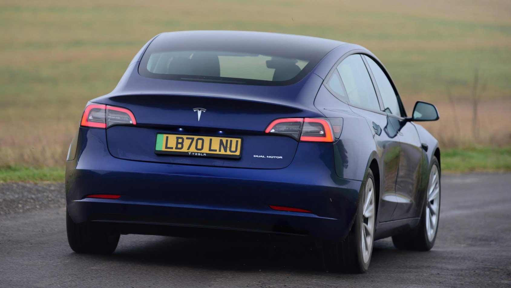 Tesla Model 3 z tyłu