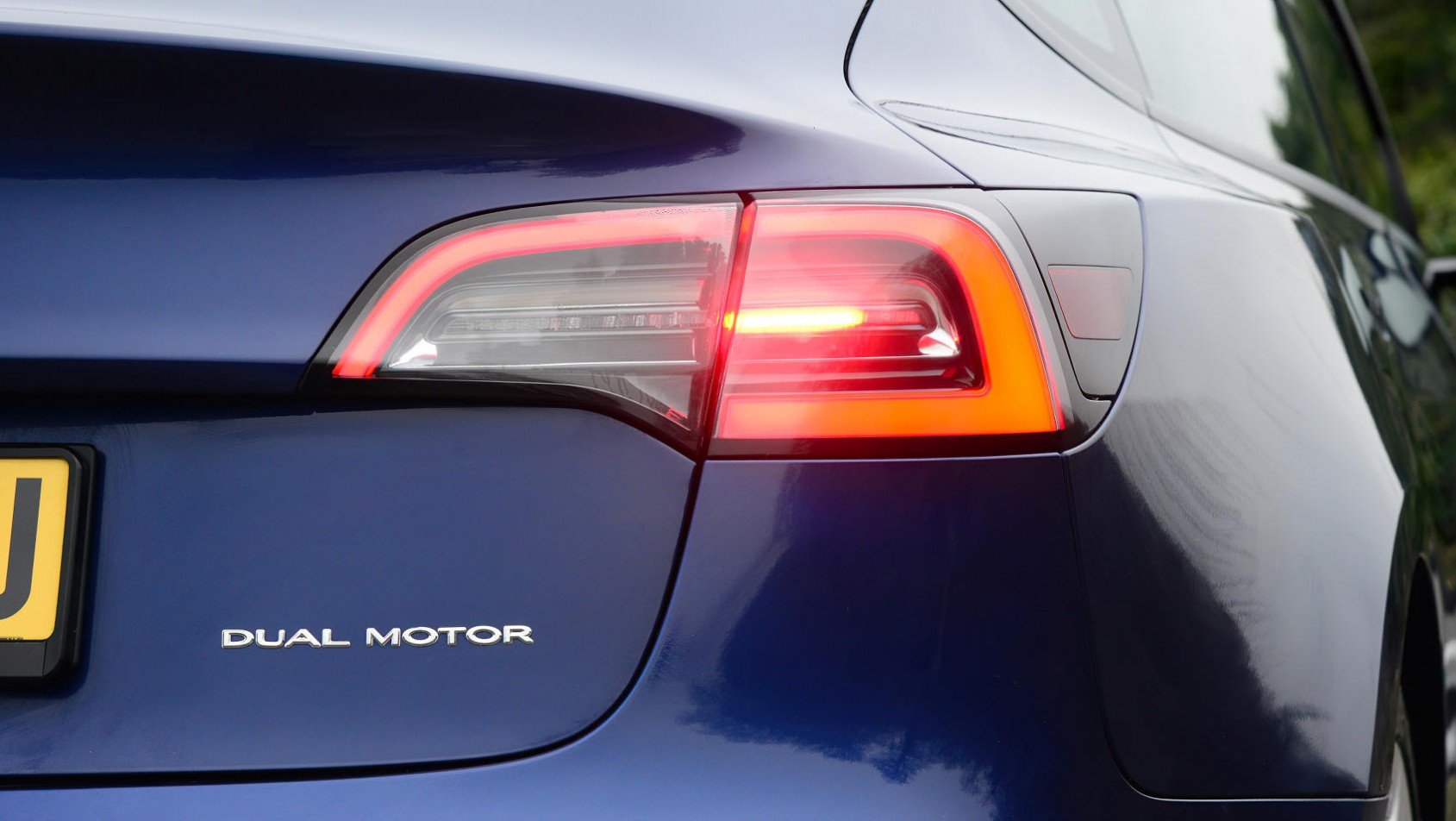 Tesla model 3 tylny reflektor zapalony