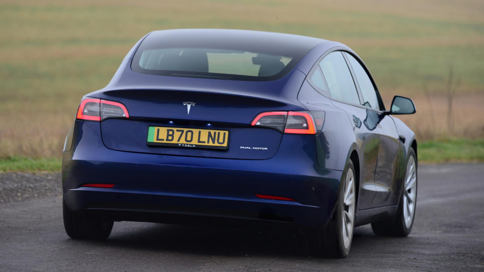 Tesla model 3 z tyłu