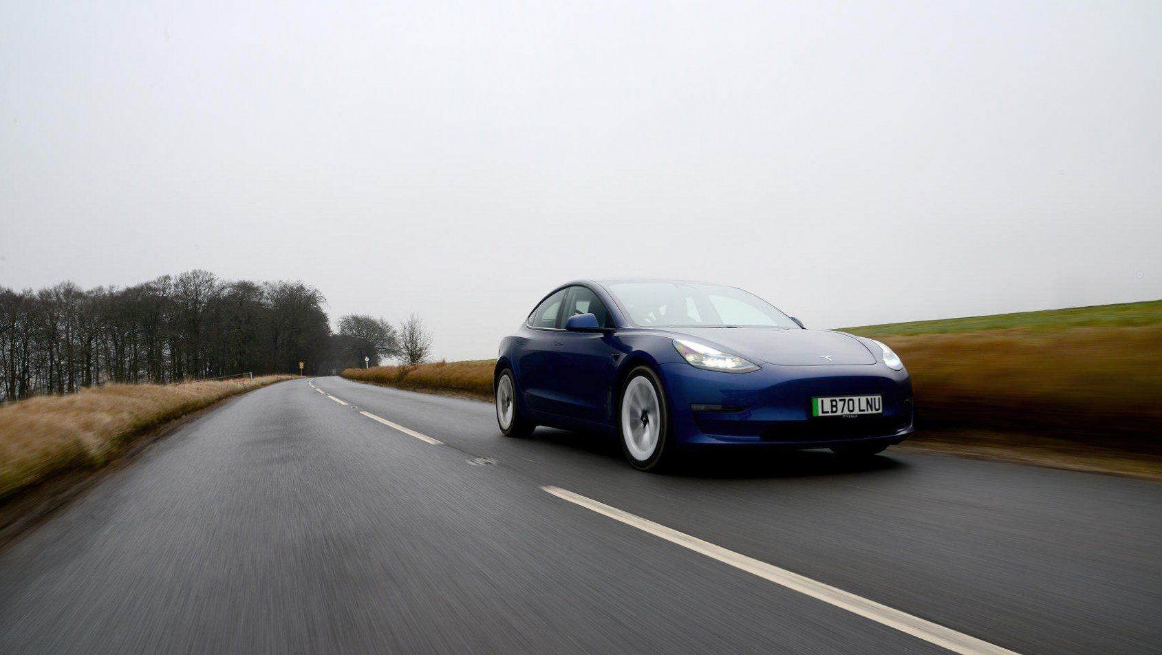 Tesla model 3 na drodze, sylwetka z przodu