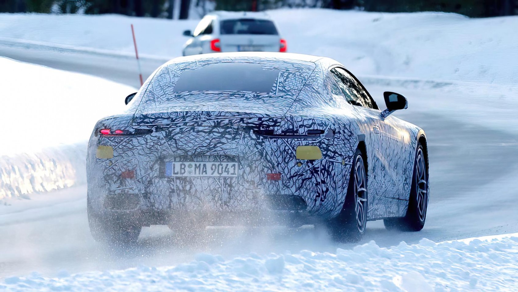Mercedes AMG GT zimą na drogach