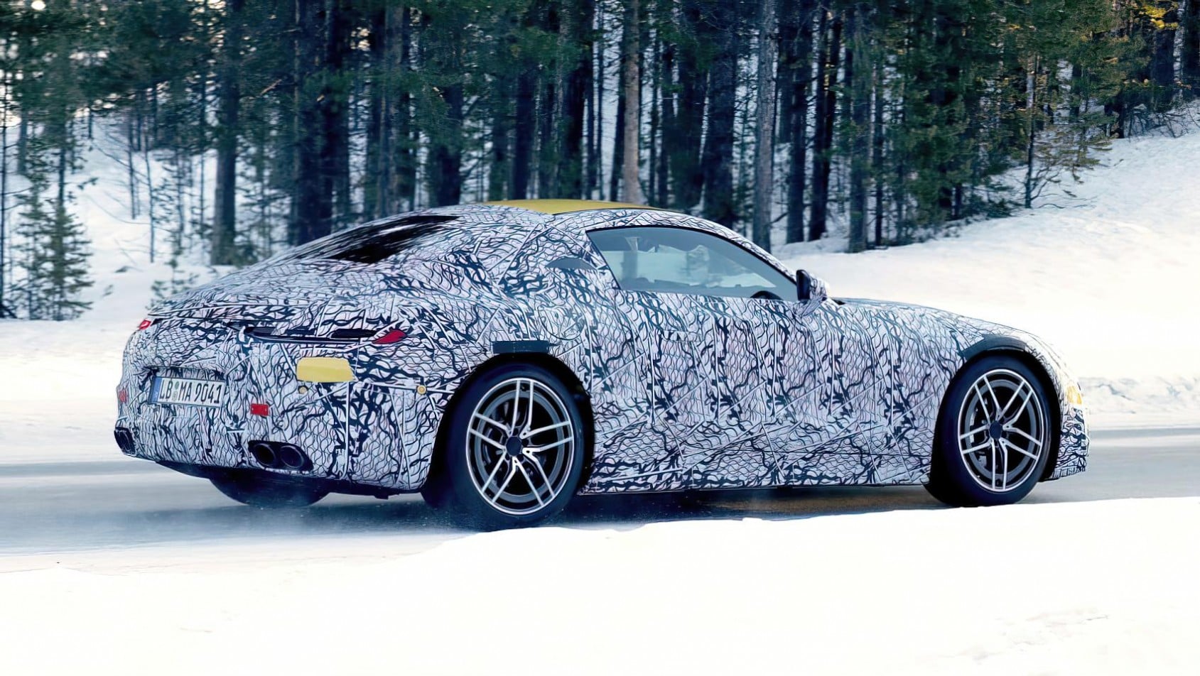 Mercedes AMG GT w śniegu