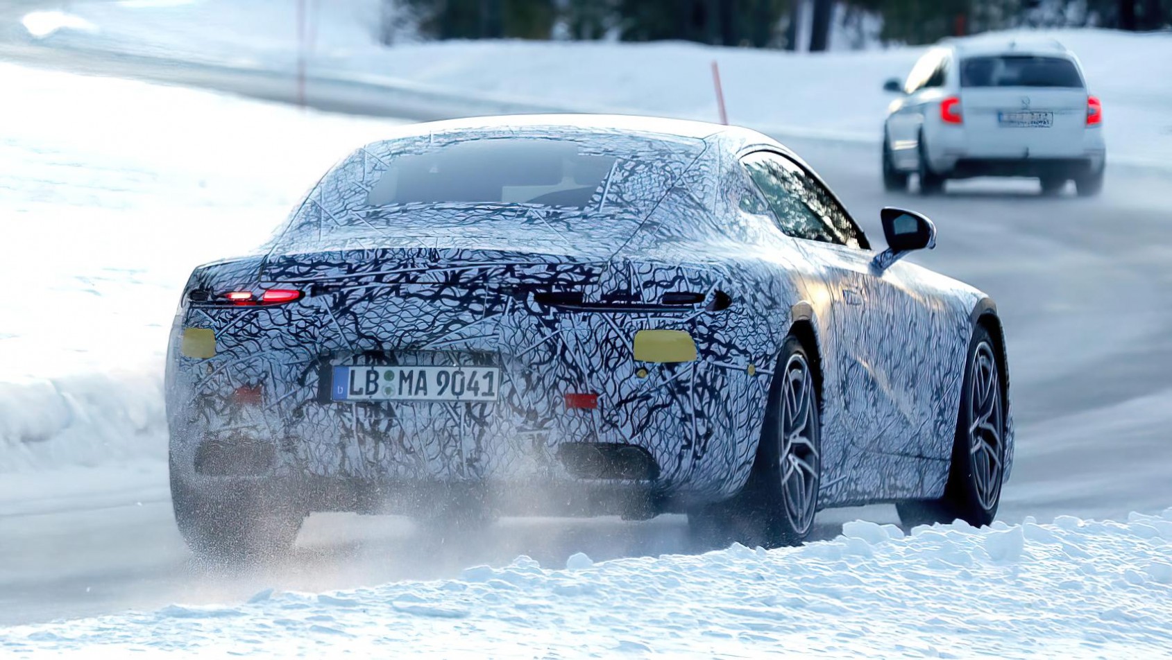 Mercedes AMG GT na drodze z tyłu