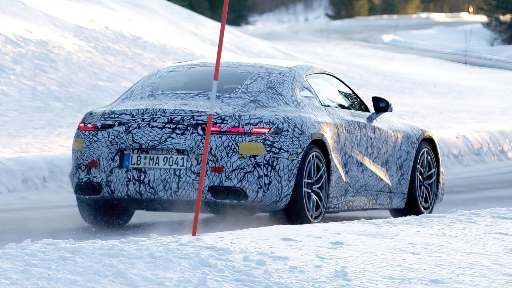 Mercedes AMG GT na torze z tyłu