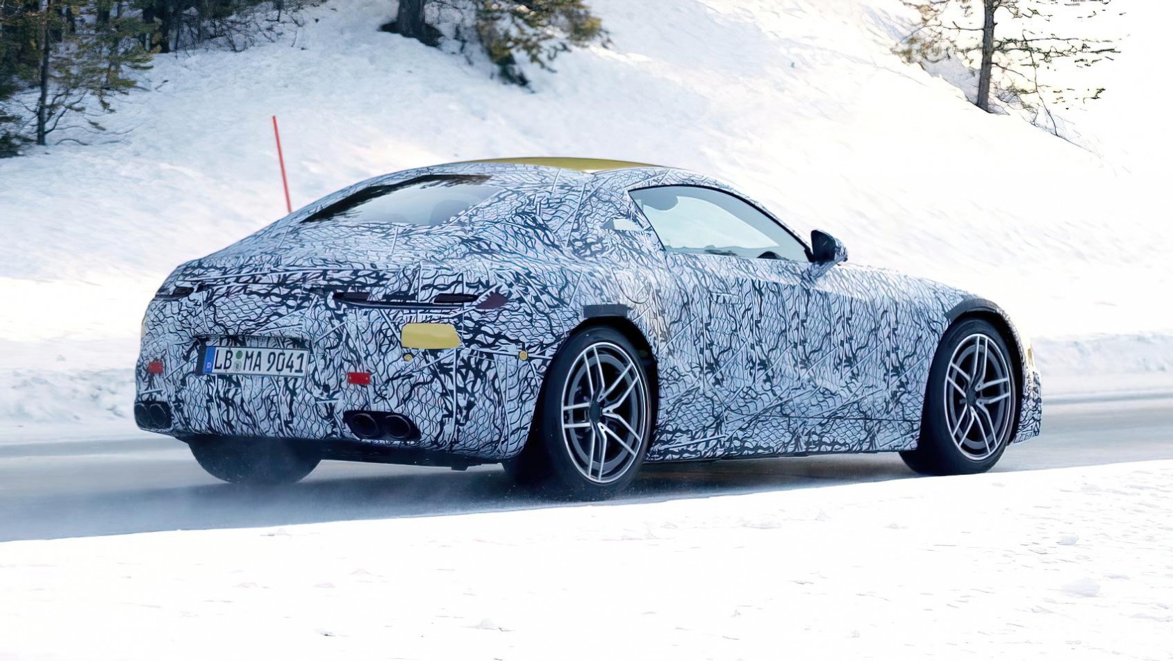 Mercedes AMG GT prototyp w śniegu