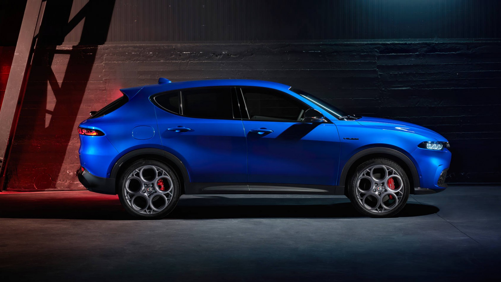 Alfa Romeo Tonale widoczna z boku w studiu