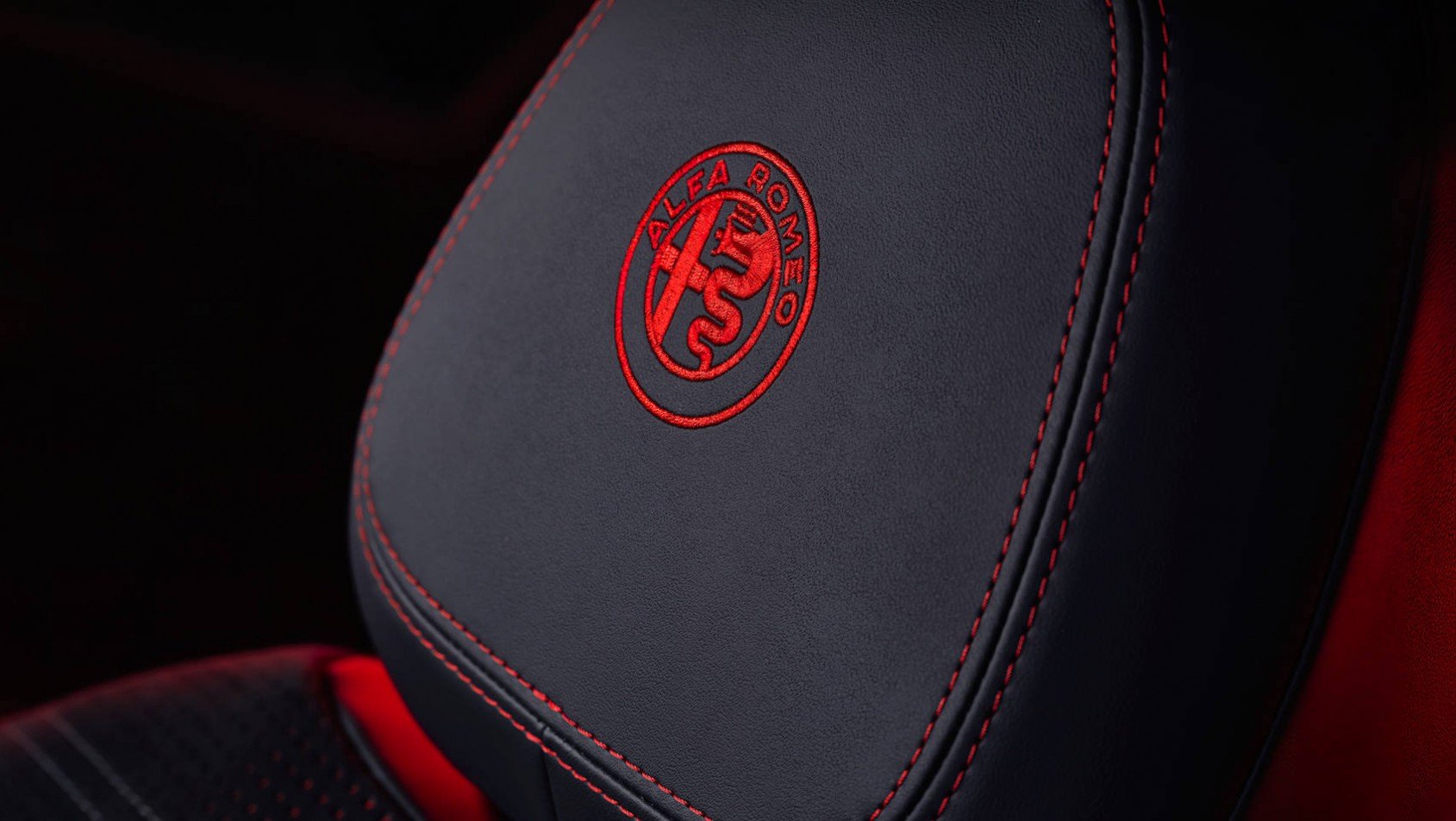 emblemat na fotelu Alfa Romeo Tonale