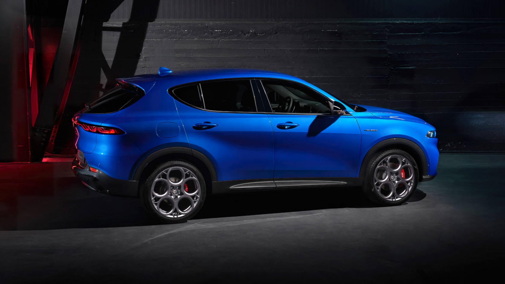Alfa Romeo Tonale bokiem w studiu