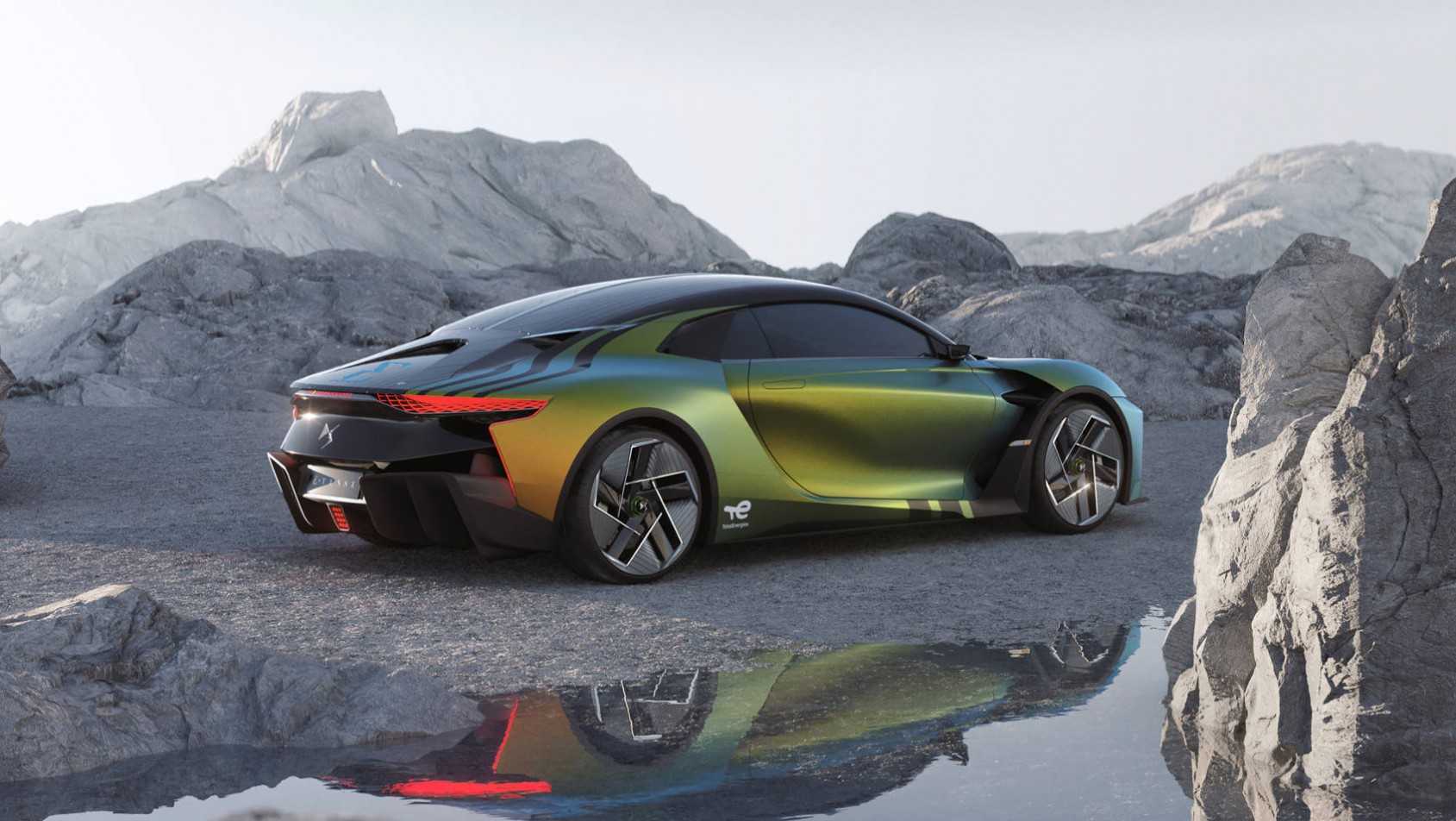DS E-Tense Performance stoi bokiem odbijając się od tafli wody
