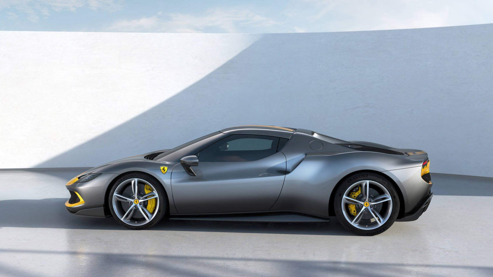 Ferrari 296 GTB bok auta od strony kierowcy