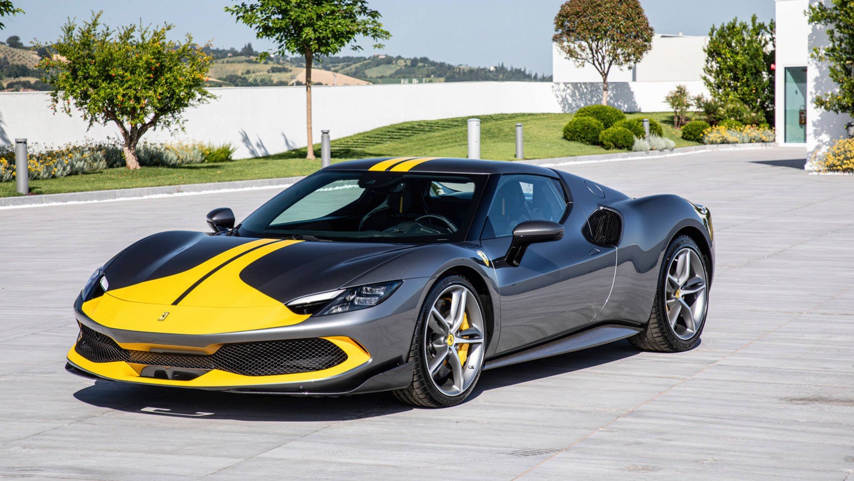 Ferrari 296 GTB stoi na ulicy