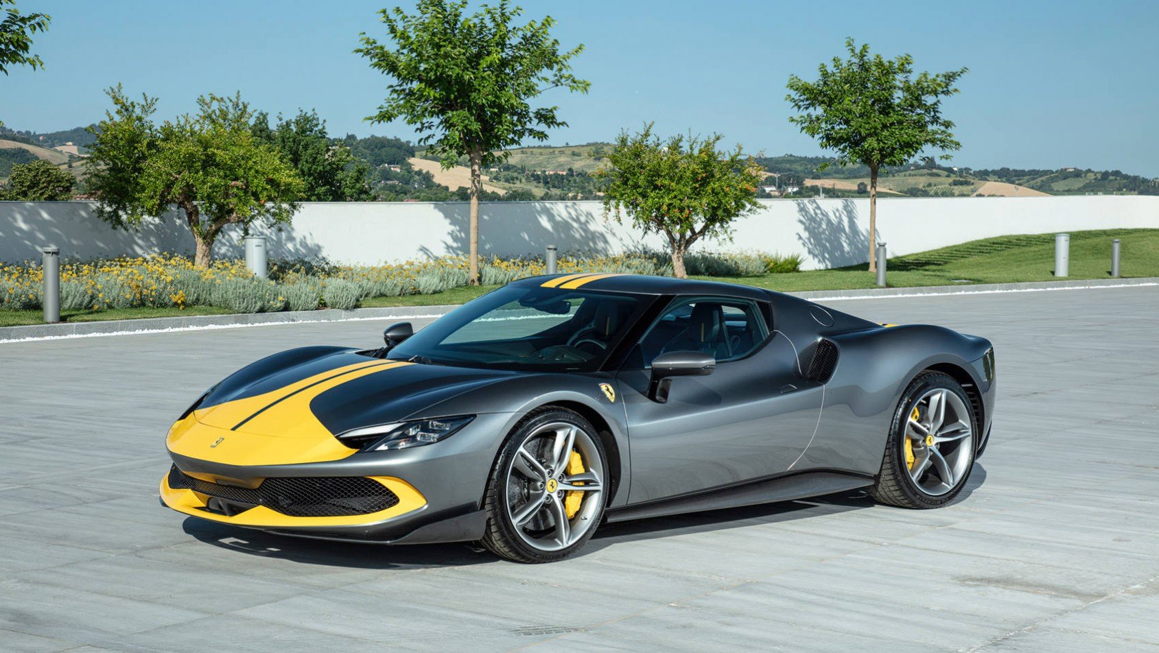 żółty front Ferrari 296 GTB