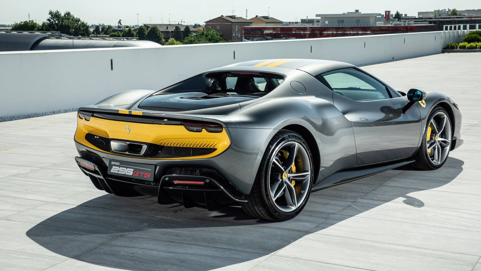 Ferrari 296 GTB w pełnym słońcu