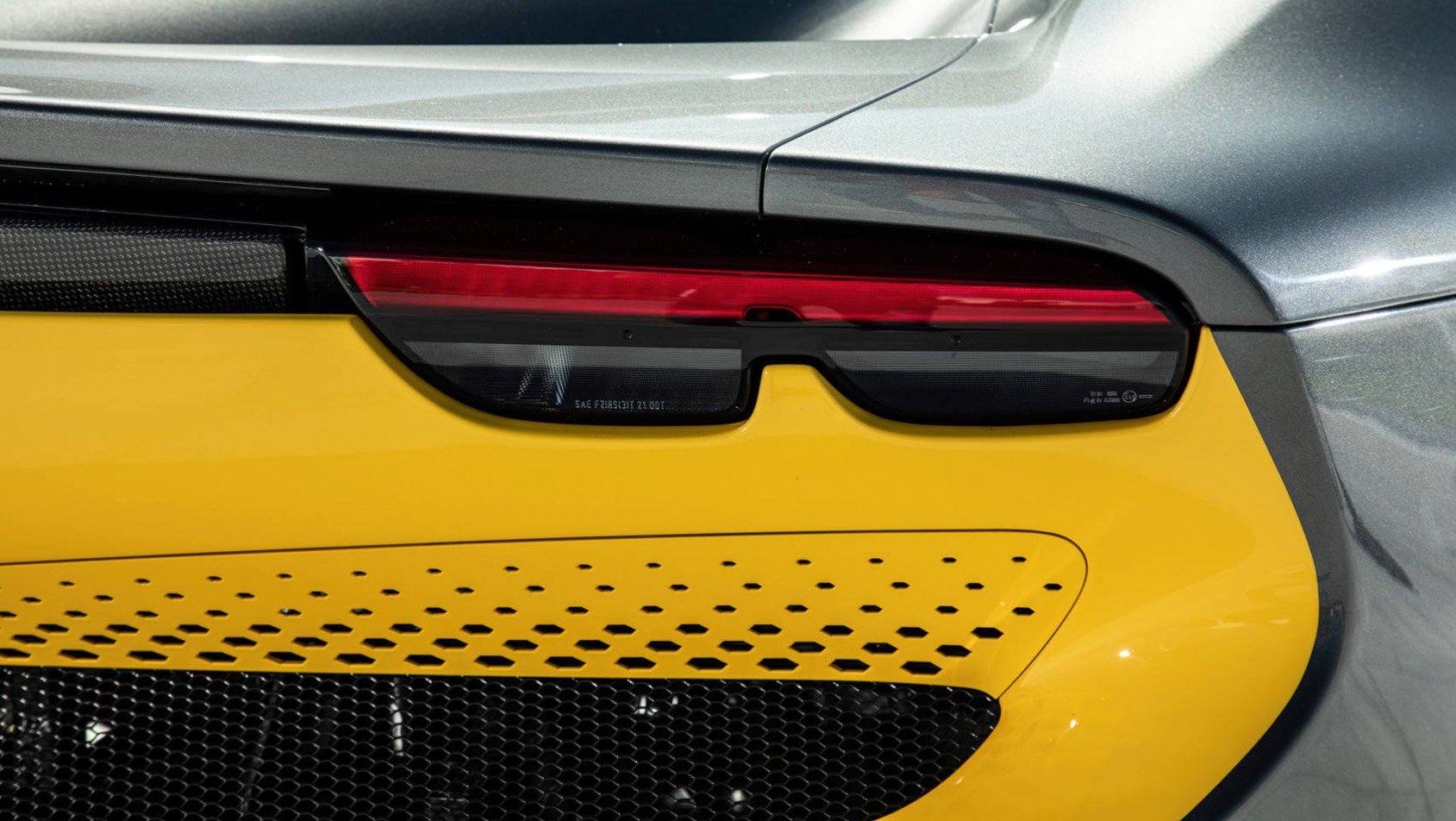 Ferrari 296 GTB zbliżenie na swiatła