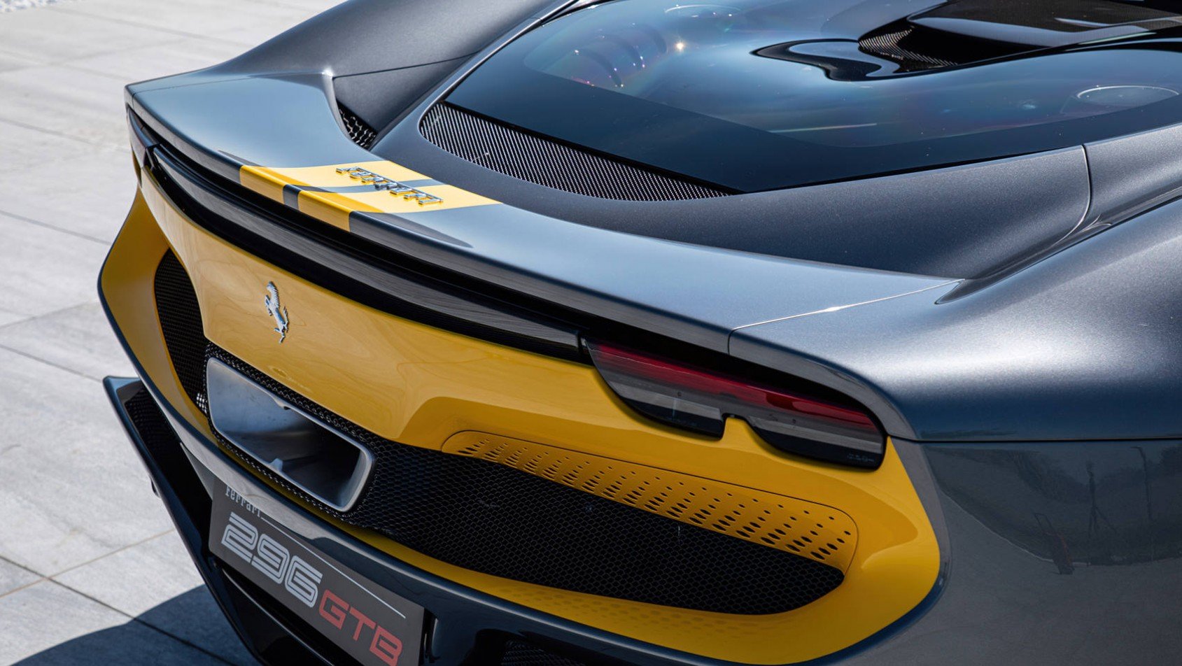 źółty tył Ferrari 296 GTB