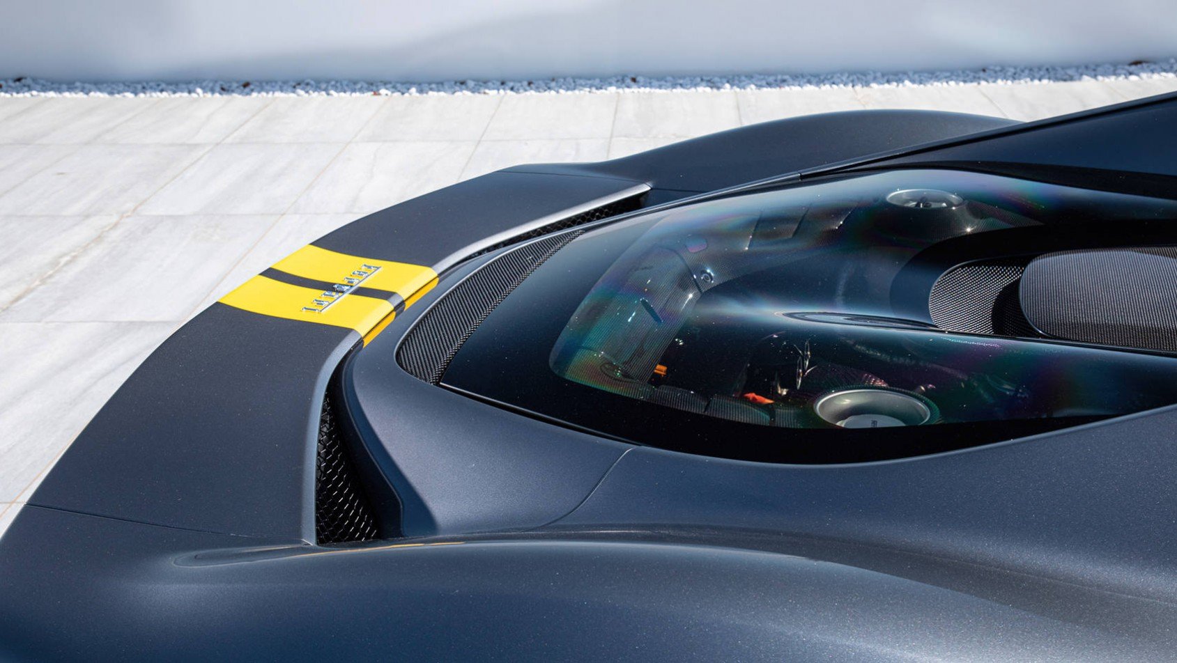 charakterystyczne dwa zółte paski Ferrari 296 GTB